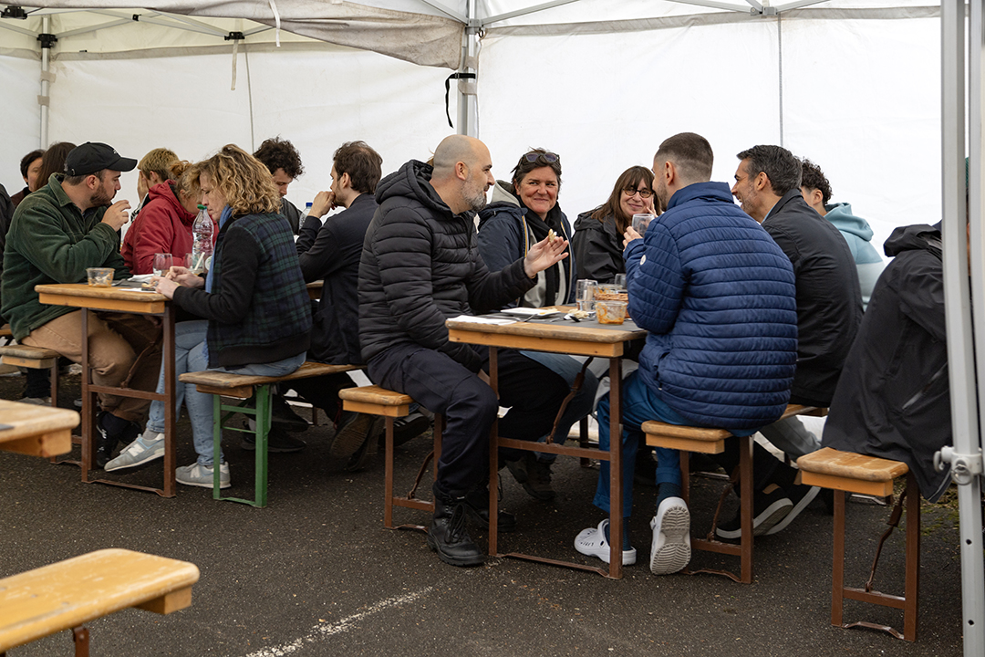 Il est 11h30, toute l’équipe de tournage est à la cantine où tout est prêt pour le déjeuner.