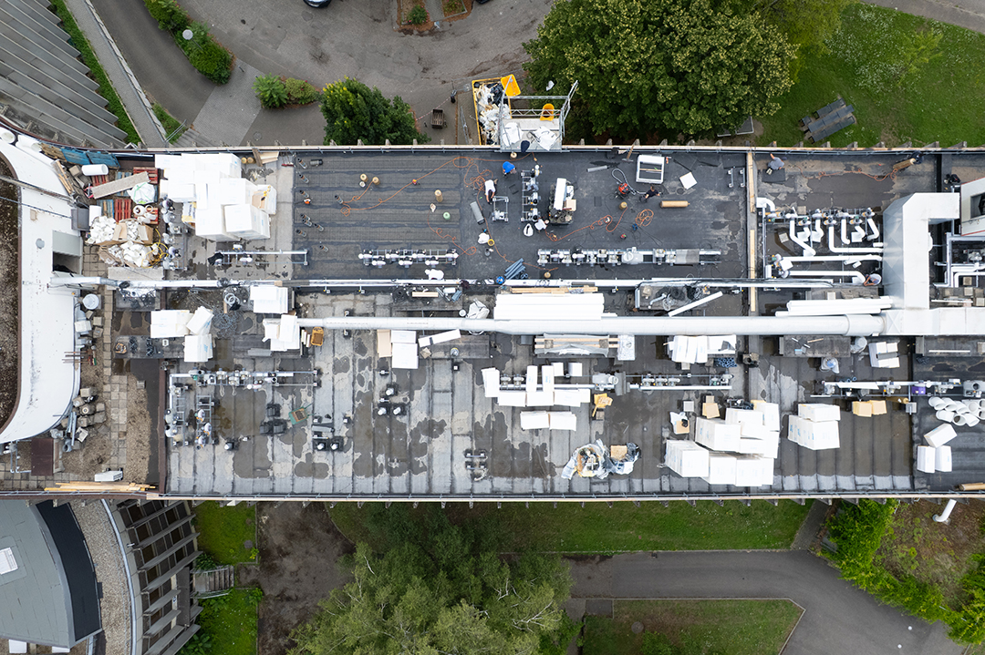 Cet été, des travaux ont été réalisés sur la toiture de la Faculté de pharmacie, sur le campus d’Illkich, dans la perspective de réaliser des économies d’énergie. © Philippe Maulbon