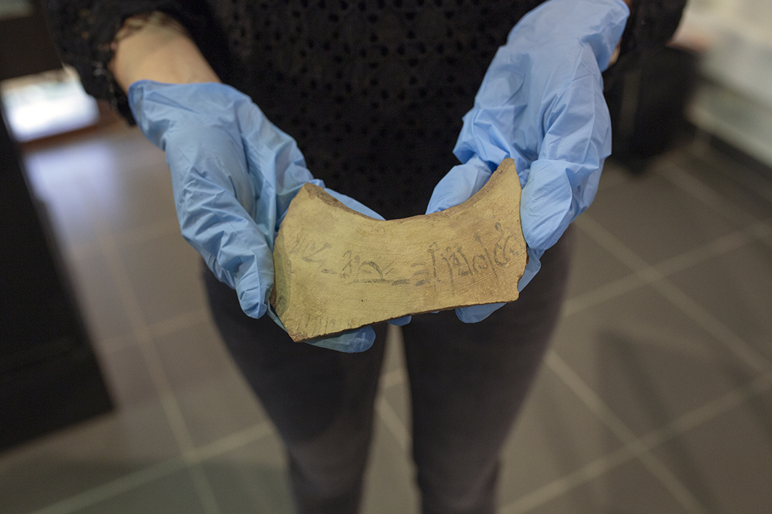 Fragment d’une jarre avec une inscription en hiératique (écriture cursive des hiéroglyphes).