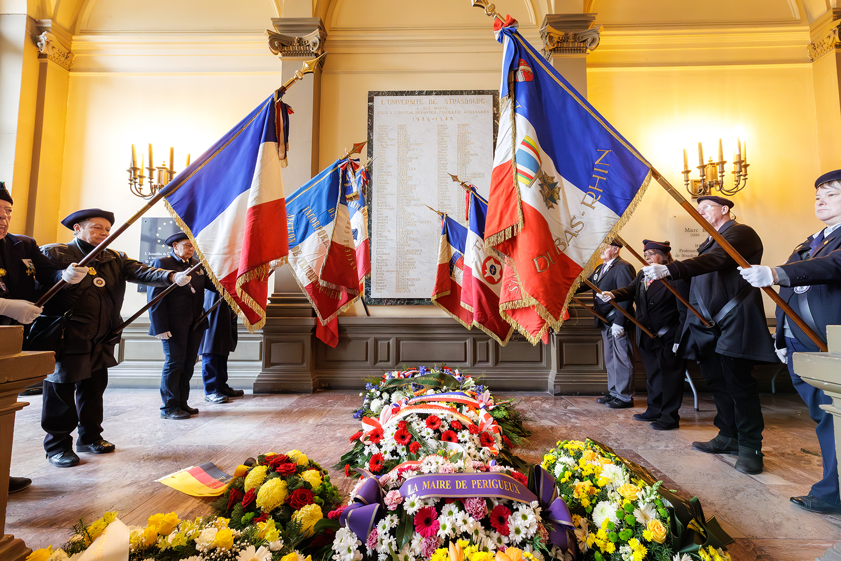 La cérémonie a eu lieu en présence des porte-drapeaux et des officiels qui se sont inclinés à la mémoire des raflés et des morts de l'université. © Nicolas Busser