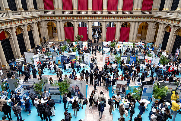 Près de 80 entreprises et 1 350 visiteurs s'étaient donné rendez-vous au Palais universitaire, pour la 8e édition du Forum de l'alternance. © Catherine Schröder / Unistra