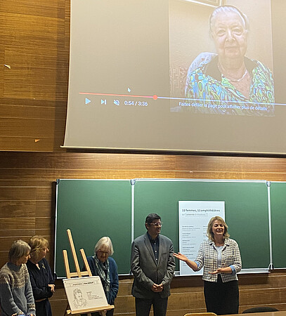 L'inauguration s'est faite en présence de Samim Akgönül, professeur et directeur du Département d’études turques de la Faculté des langues, d’Isabelle Kraus, vice-présidente Égalité, parité, diversité de l’université (à droite) et des trois filles d'Irène Melikoff. © Sara Wybo