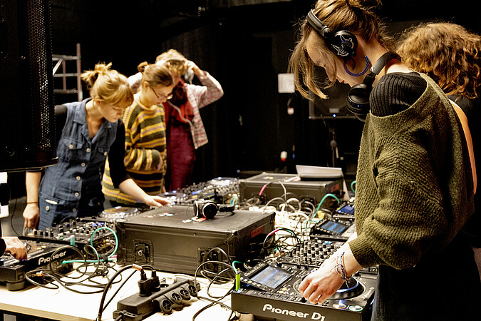 Outre une soirée DJ sets et une table ronde, des ateliers d’initiation au mixage étaient proposés à La Pokop, dans le cadre de la résidence de la DJ Louise Pétrouchka, du 9 au 11 octobre 2024. © Catherine Schröder / Unistra