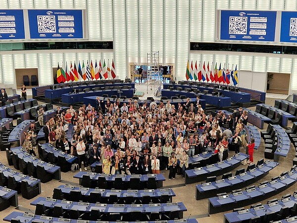 Les 230 étudiants rassemblés dans l'hémicycle du Parlement européen pour la session plénière de l'ESA 2023. © EUC_ESA