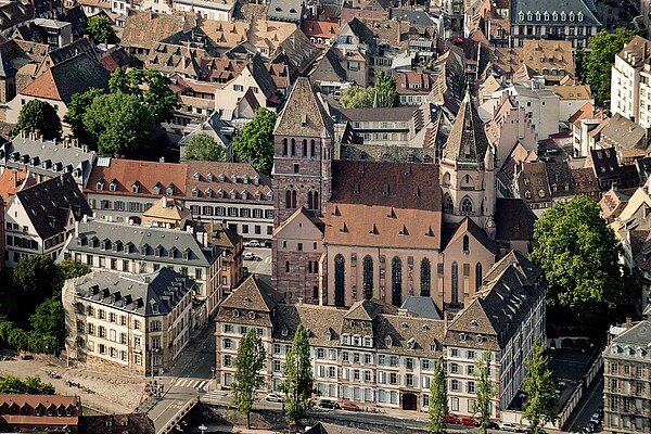 Vue aérienne de l'église Saint-Thomas et du quartier attenant. © František Zvardoň