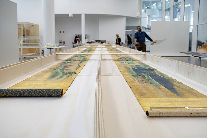 À découvrir parmi les pièces rares exposées en salle In Quarto : trois rouleaux à peintures « kansubon », décorés à la feuille d'or. © C. Schröder