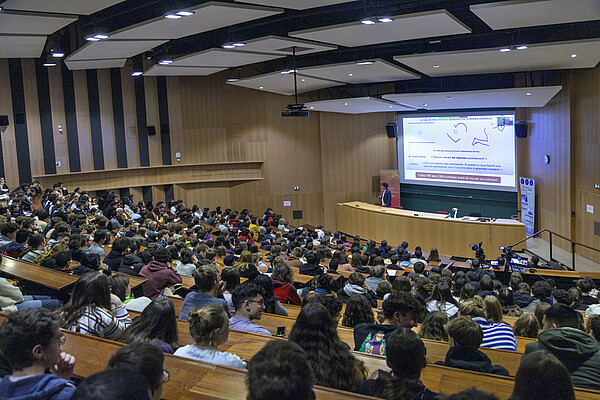 La conférence a rassemblé plus de 500 lycéennes et lycéens dans les amphithéâtres Cavaillès et 5 du Patio. © Catherine Schröder / Unistra