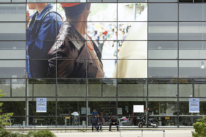 L’œuvre photographique de Jean-Michel Othoniel interpelle les passants sur le campus, depuis la façade de l'Atrium. © Catherine Schröder / Unistra