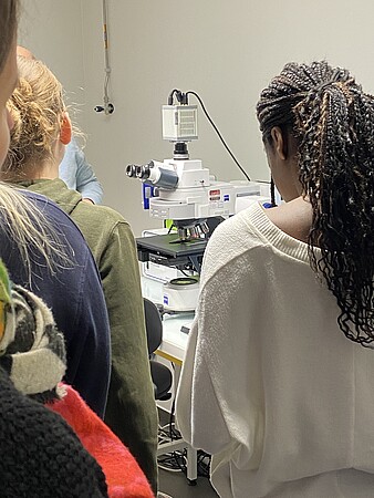 Lors de la visite du Centre de recherche en biomédecine de Strasbourg. © DR.