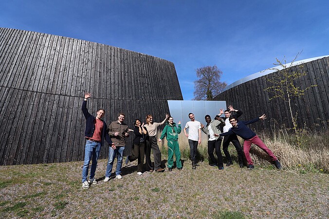 Les finalistes devant le Planétarium