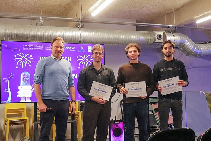 Remise du prix Innovation par Grégory Hebinger aux membres du projet Seulevie