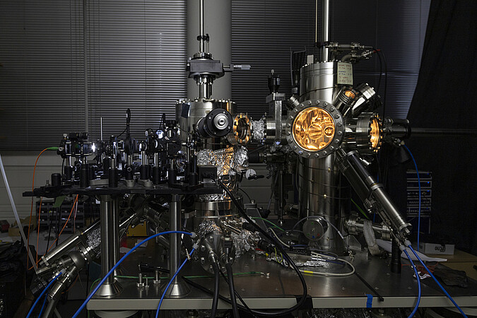 Un microscope à effet tunnel permettant de générer de la luminescence par le biais du courant tunnel et de bénéficier d’une résolution spatiale atomique. ©C. Schröder/Unistra.