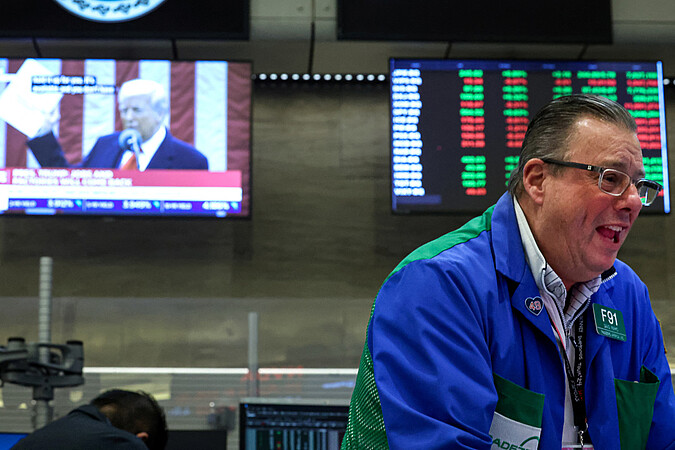 Un trader travaille alors que le président américain Donald Trump s'exprime à la télévision, à l'American Stock Exchange (AMEX), la Bourse de New York (NYSE), aux États-Unis, le 2 avril 2025. ©Reuters/Brendan McDermid
