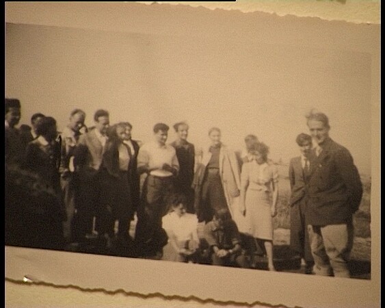 Jean Lassus (à droite) avec le groupe des « Gergoviotes » (dont Jean Cavaillès), sur le plateau de fouilles. © M.-D. Dhelsing