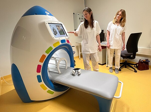 Appareil à taille d’enfant qui permet de les préparer aux contraintes d’un examen IRM au sein du service d’imagerie de l’hôpital de Hautepierre, inauguré en 2024. ©MaudLieb