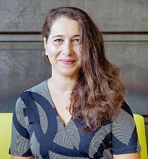 Samira Khemkhem est vice-présidente déléguée à la professionnalisation et à l'insertion professionnelle de l’Université de Strasbourg. © Catherine Schröder / Unistra Samira Khemkhem est vice-présidente déléguée à la professionnalisation et à l'insertion professionnelle de l’Université de Strasbourg. © Catherine Schröder / Unistra