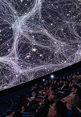 Des centaines de milliers de galaxies de formes et de tailles diverses occupent une place centrale et donnent un aperçu de leur organisation à grande échelle dans la toile cosmique. © C.Schröder/Unistra