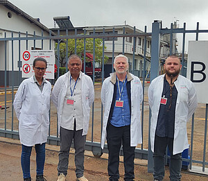 Didier Ménard, responsable de l'équipe Megateam (2e en partant de la droite), en compagnie du médecin malgache Arsène Ratsimbasoa (2e en partant de la gauche) et du technicien Pierre-Emeric Strubel (à droite). © DR
