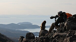 Cédric Sueur lors du tournage du documentaire « Saru, une histoire de transmission culturelle des macaques japonais ». ©Aurélien Prudor