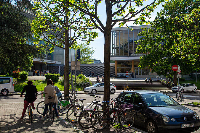 Devant la Faculté de médecine de Strasbourg, en 2023. © Catherine Schröder / Unistra
