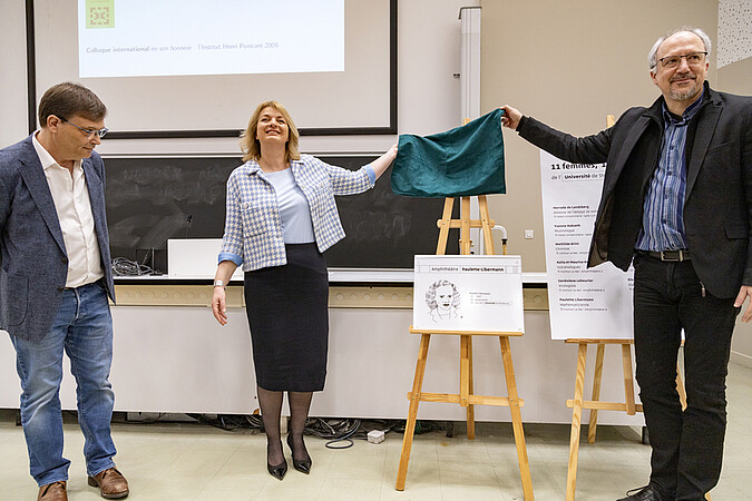 Isabelle Kraus, vice-présidente Égalité, parité, diversité, et Mickaël Gutnic, doyen de l'UFR Math-Info, dévoilent la plaque au nom de Paulette Libermann, en présence de Thomas Delzant, professeur à l'UFR. © Catherine Schröder / Unistra