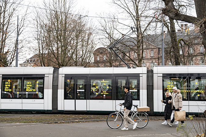 Eurotram, la première rame du tram strasbourgeois, a été mise en service le 25 novembre 1994 : 30 ans plus tard, elle a été exposée au Wacken, et plusieurs trams en circulation célèbrent cet anniversaire. © Catherine Schröder / Unistra