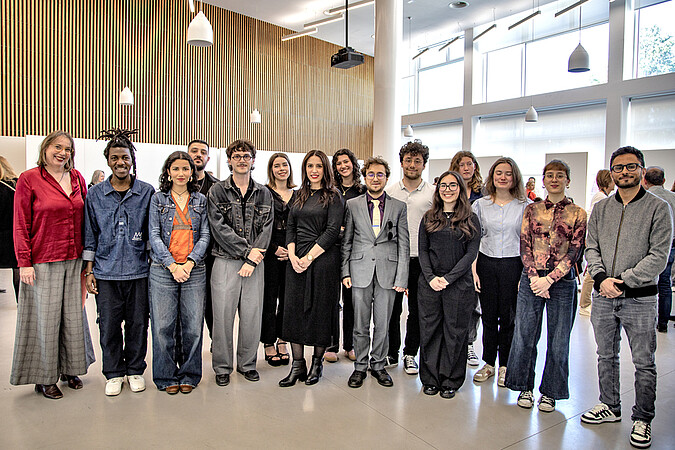 Les treize lauréats de la 12e édition du prix Louise-Weiss de littérature étudiante, en compagnie de la présidente de l'Université de Strasbourg, Frédérique Berrod, et du parrain Jean d'Amérique (à gauche). © Catherine Schröder / Unistra