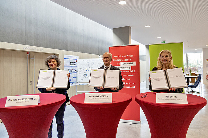 Jeanne Barseghian, maire de Strasbourg, Michel Deneken, président de l’Université de Strasbourg et Pia Imbs, présidente de l’Eurométropole de Strasbourg lors de la signature de la convention. © Schroder / Unistra