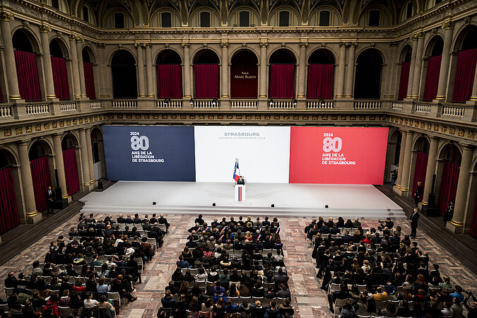 « Pour son œuvre, son enseignement et son courage » : Emmanuel Macron a annoncé l'entrée au Panthéon de l'historien Marc Bloch, samedi 23 novembre 2024, dans l'aula qui porte son nom. © Pascal Bastien