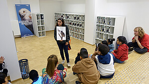 La visite débute par une explication de la technique de naturalisation des animaux par Angélie Royer, médiatrice du Jardin des sciences. © Catherine Schröder / Unistra
