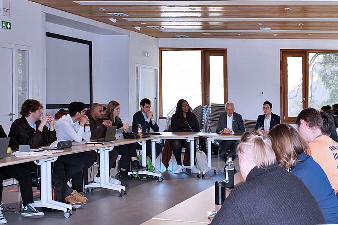 La rencontre à Strasbourg était co-organisée par Angéline Okombi, vice-présidente Vie universitaire de l'Unistra (à gauche de Michel Deneken, président Unistra) et Sacha Duperret (Université de Bordeaux, président de la CEVPU, à sa droite). © EC