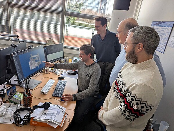 Benoit Leconte, IPCMS, Peter Dunne, Bernard Doudin, Juan Aguirre, Remedy (de g. à dr). ©DR 
