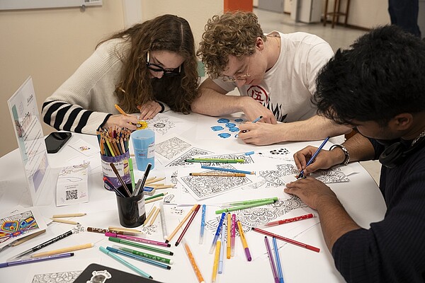 Plusieurs étudiants sont en plein atelier coloring. ©Valentin Branzi-Largo