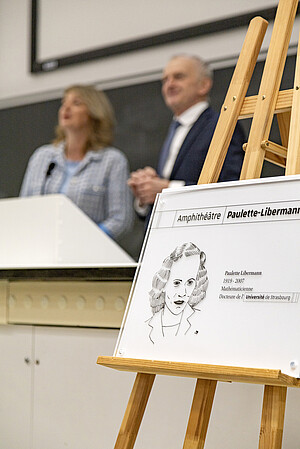 La plaque dévoilée mardi 11 février est illustrée par Julien Dupré, directeur adjoint de la Direction du numérique. © Catherine Schröder / Unistra
