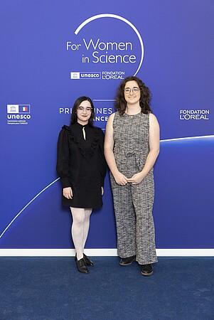 Anna Zhuravlova et Coline Portet lors de la remise des prix début octobre à Paris. ©Fondation L’Oréal / Julien Knaub & Nicolas Gouhier