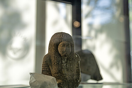 Fragment de statue de la reine Ahmès-Néfertari, découvert en 1895-1896.