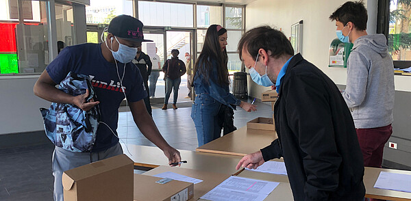 Distribution d'ordinateurs le 20 avril 2020 au Portique, coordonnée par le Directeur général des services adjoint, Christophe de Casteljau.