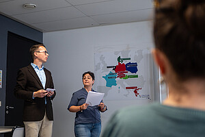 Georgia Sarikoudi et Jacek Kubera, de l'EPICluster « À la recherche d'une nouvelle langue », lors de leur présentation aux Open Science Days. © Maxime Lantz