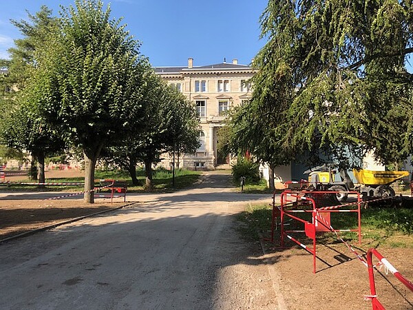 Sur le campus historique, les travaux de modernisation des réseaux de chauffage de la Faculté de psychologie se sont poursuivis tout l'été. © EC