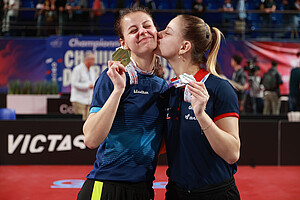 Les deux sœurs lors des derniers championnats de France : en finale, Camille remporte l'or et Charlotte, l'argent. © Rémy Gros