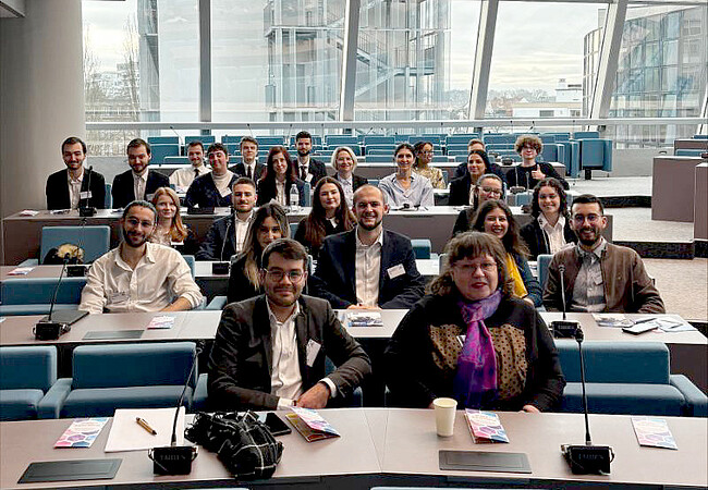 Le groupe d’étudiants de l’Ipag dans la salle du comité des ministres, accompagnés de Nicolas Paris (maître de conférences en droit public, responsable pédagogique du DU Réussir les concours administratifs) et Pascale Peccavy (enseignante en sciences économiques, responsable des programmes Égalité des chances de l’Ipag). © DR