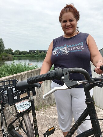 Samiya Safer et sa bicyclette Gitane