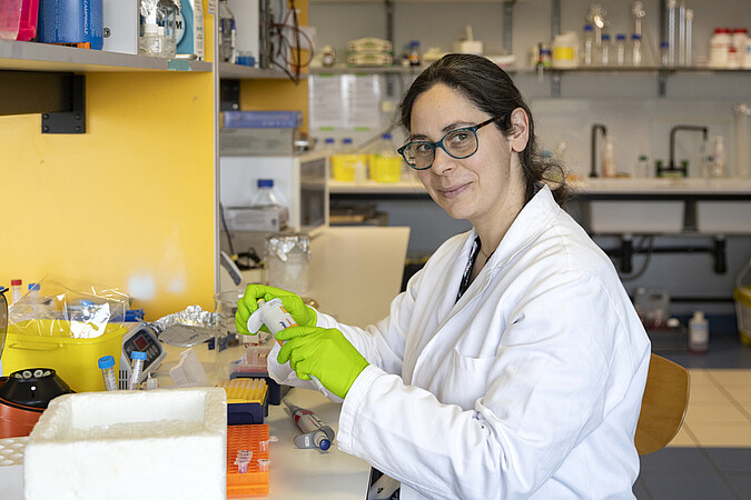 Eva Erdmann, Ingénieure d’études (IGE) en techniques biologiques. (Crédit : C. Schroder/Unistra)