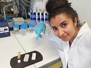 Eya Aloui dans son laboratoire, dans les locaux de l'équipe 3Bio UMR 7199 avec les matériaux Albupad (matériaux 100% à base d'albumine). Crédit photo DR.