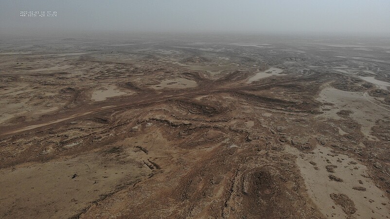 Images de drone montrant les traces d'anciens systèmes fluviaux et lacustres dans le nord de l'Arabie saoudite. Les éléments bruns représentent les lits d'anciens cours d'eau aujourd'hui abandonnés. ©Abdallah Zaki