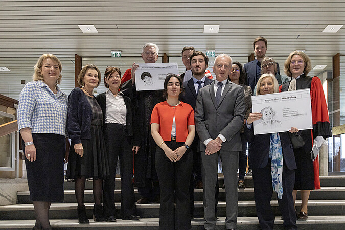 Les plaques qui orneront les amphithéâtres des noms de Danièle Huet-Weiller et d'Hélène Sinay ont été dévoilées lors de la cérémonie du lundi 10 mars, en présence de membres de leurs familles, à la Faculté de droit, de sciences politiques et de gestion. © Catherine Schröder / Unistra