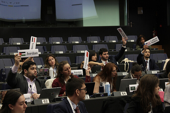 Les étudiantes et étudiants débattent en commissions thématiques, représentant chacun·e un État, au siège du Parlement européen, à Strasbourg. © DR