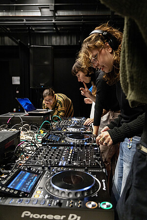 Huit participant·e·s aux ateliers ont pu se frotter aux techniques du DJing, et lever leurs barrières à la pratique. © Catherine Schröder / Unistra