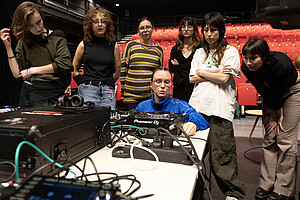 Dans sa pratique comme dans ses sets, DJ Louise Pétrouchka (au centre, en bleu) promeut un esprit festif libre et respectueux, qu'elle se plaît à transmettre. © Catherine Schröder / Unistra