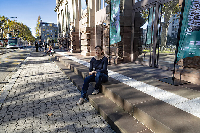 Alexia Martin devant l'entrée du Musée zoologique, boulevard de la Victoire. © Catherine Schröder / Unistra